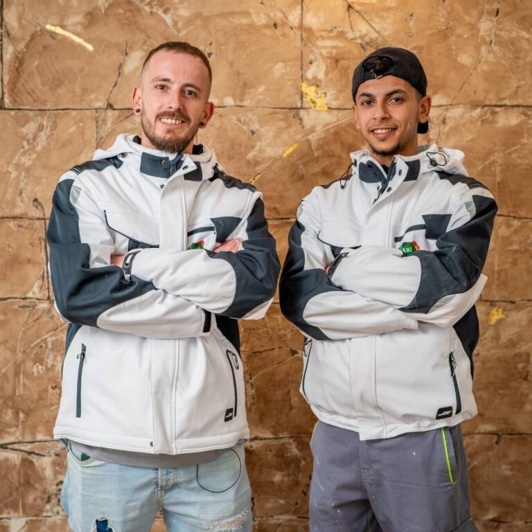Zwei Handwerker bei einem Fotoshooting für ihren Unternehmensauftritt