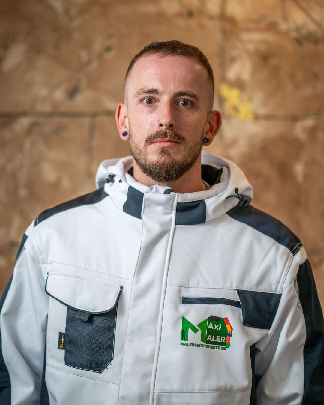 Mitarbeiter von MaxiMaler in Arbeitskleidung